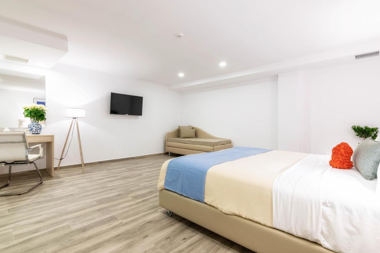 Iakinthos, Hotel