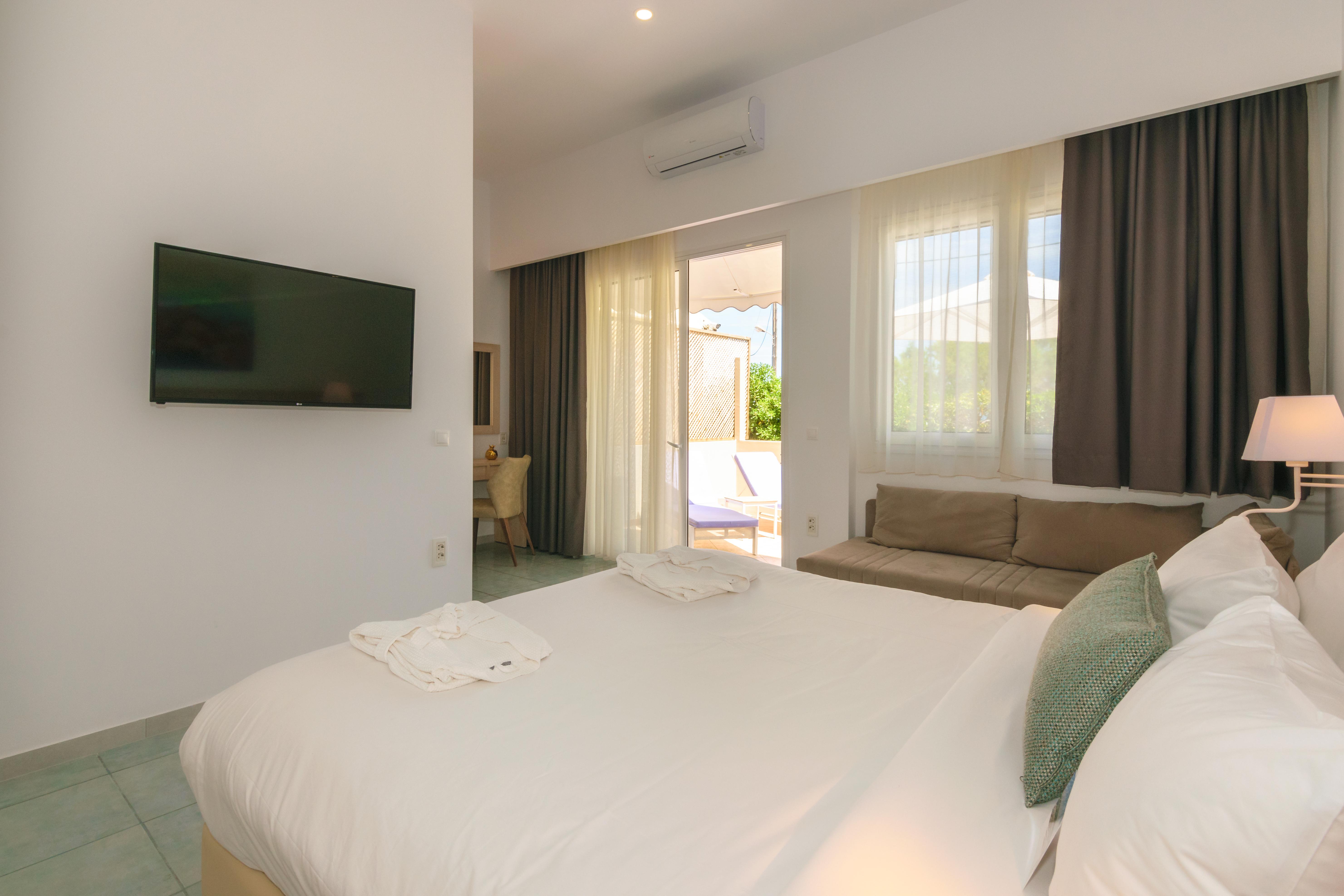 Iakinthos, Hotel Planos