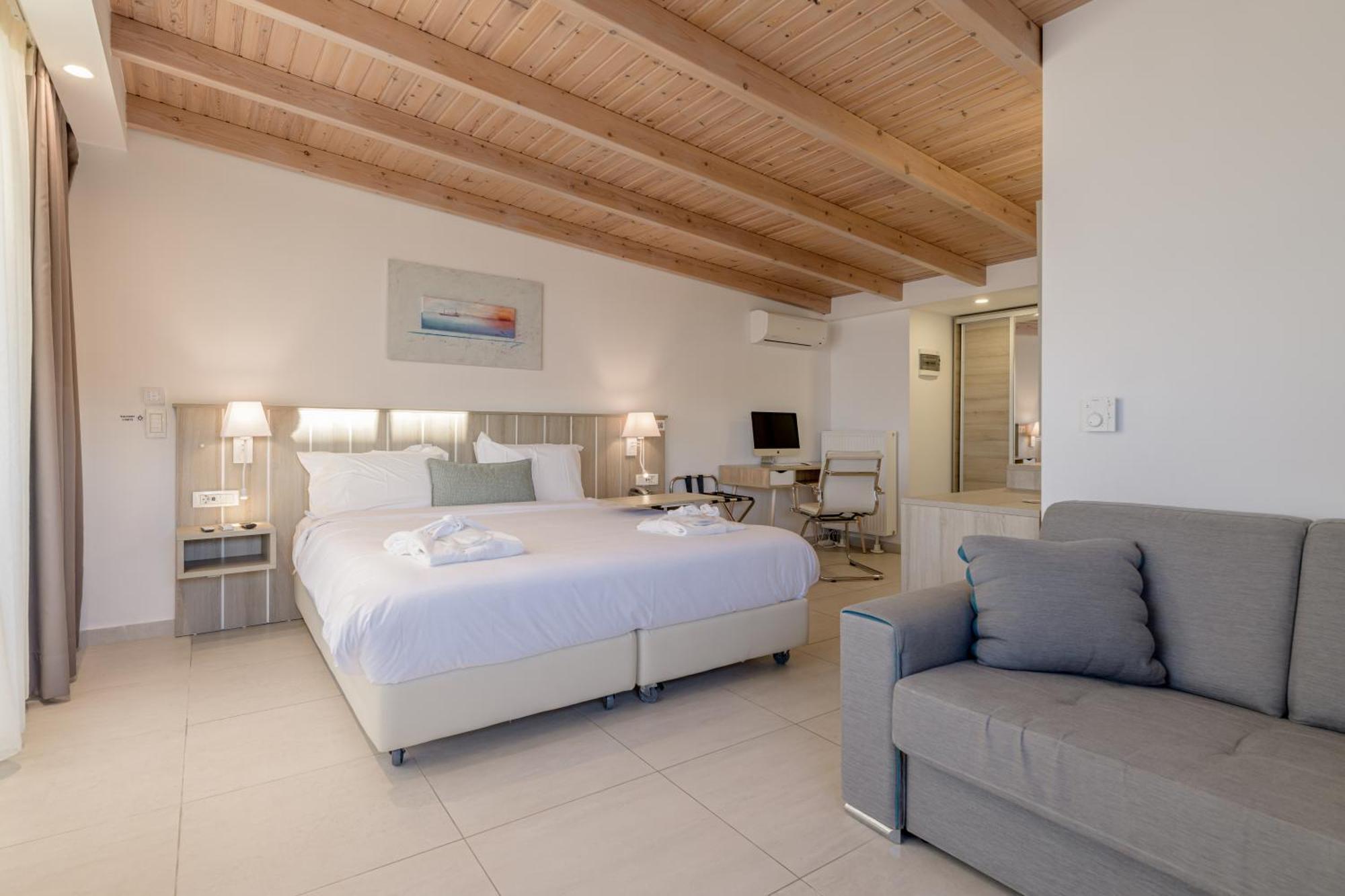 Iakinthos, Hotel