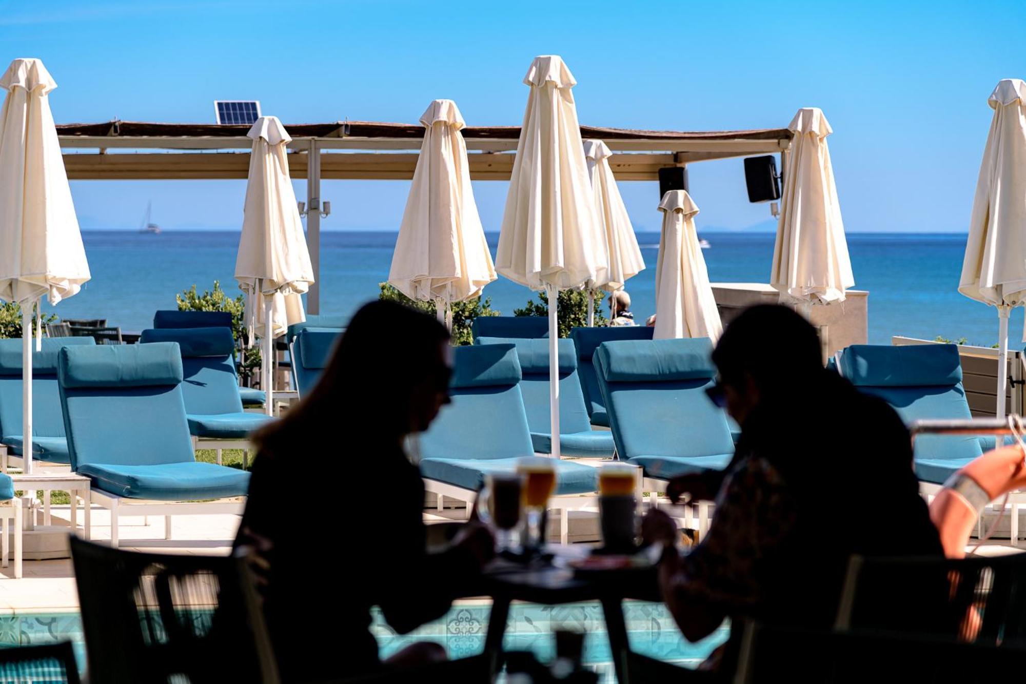 Iakinthos, Hotel