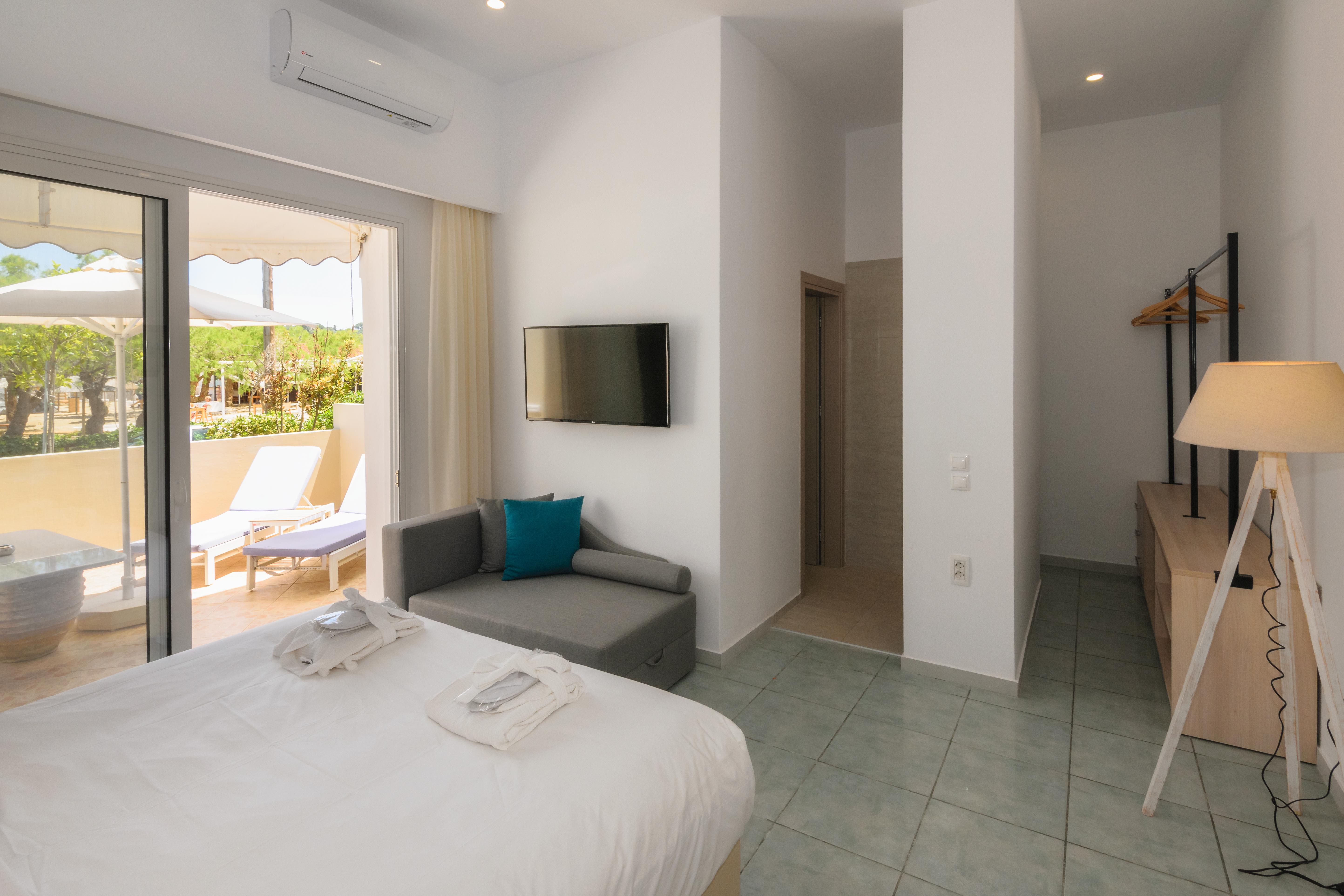 Iakinthos, Hotel Planos