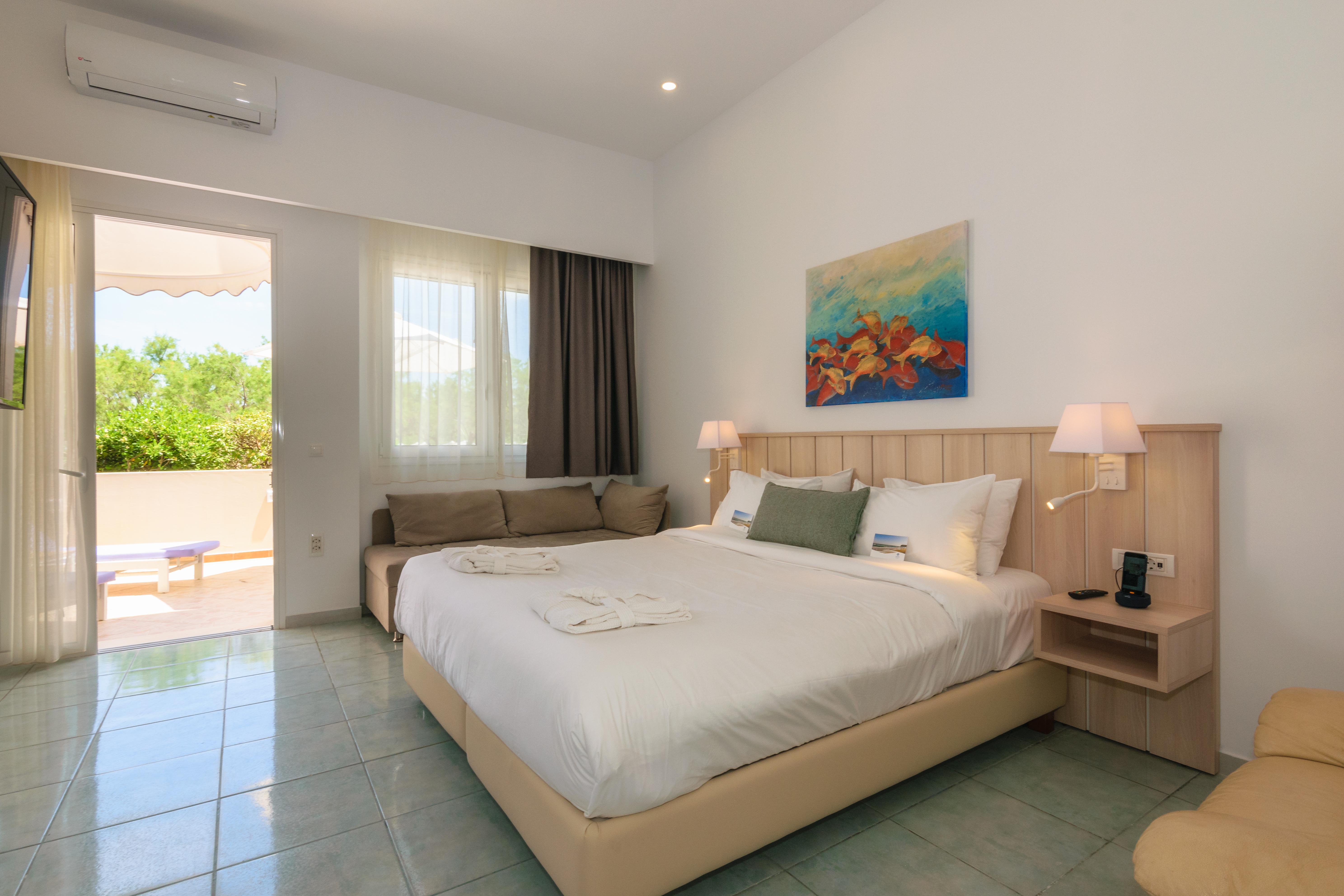 Iakinthos, Hotel Planos