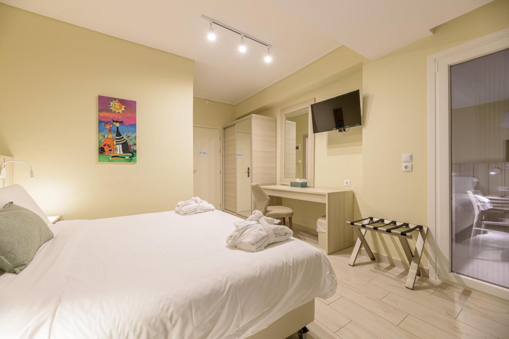 Iakinthos, Hotel Planos